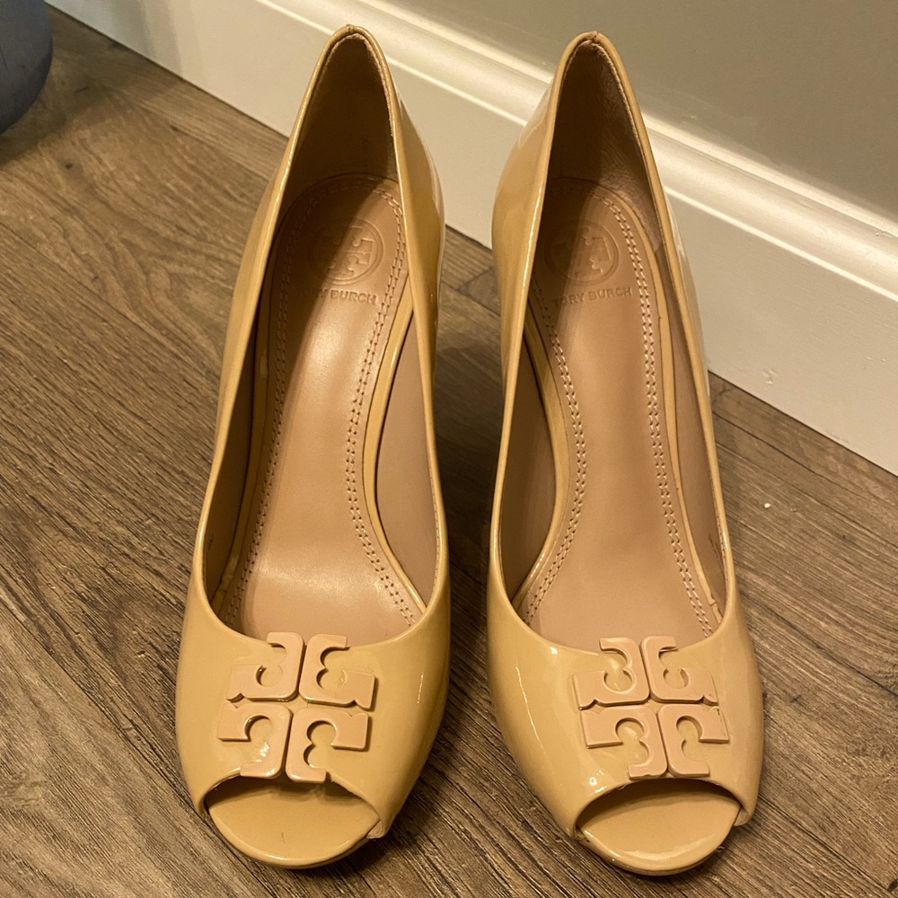 TORI BURCH LOWELL PATENT PEEP-TOE MID-HEEL WEDGE